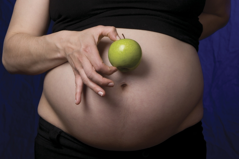 891926-pregnant-belly-with-apple